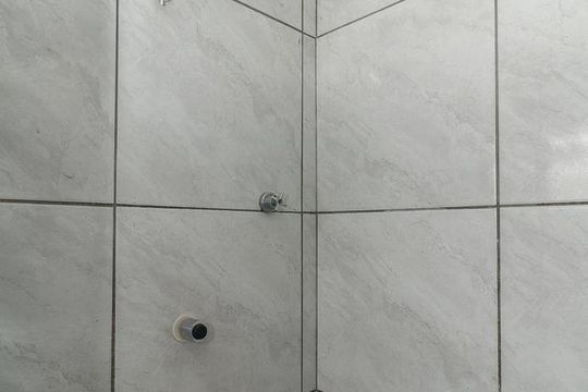 Banheiro de apartamento à venda com 1 quarto, 32m² em Petrópolis, Porto Alegre