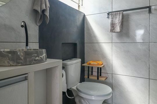 Banheiro de apartamento à venda com 1 quarto, 32m² em Petrópolis, Porto Alegre