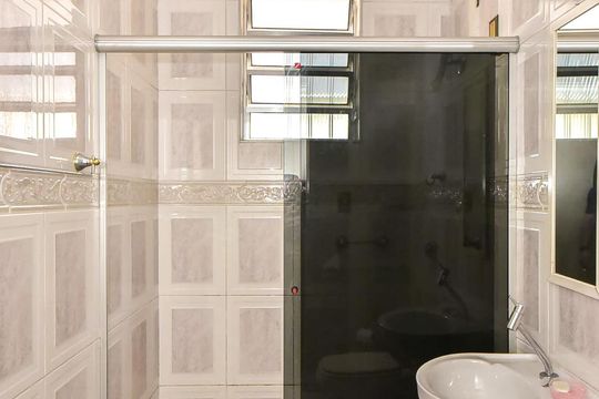 Banheiro 1 de casa à venda com 4 quartos, 302m² em Vila Praia, São Paulo