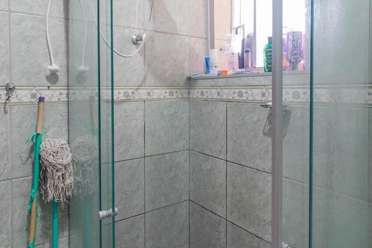 Banheiro de apartamento à venda com 2 quartos, 56m² em Cavalhada, Porto Alegre