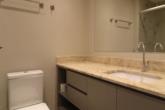 Banheiro de kitnet/studio para alugar com 1 quarto, 32m² em Indianópolis, São Paulo