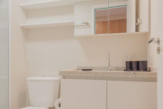 Banheiro de kitnet/studio para alugar com 1 quarto, 24m² em Pinheiros, São Paulo