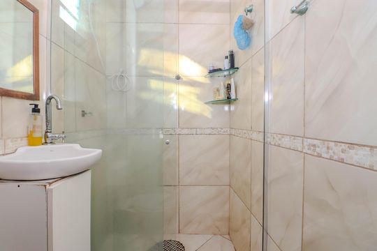 Banheiro da Suíte de casa à venda com 3 quartos, 120m² em Santa Rosa de Lima, Porto Alegre