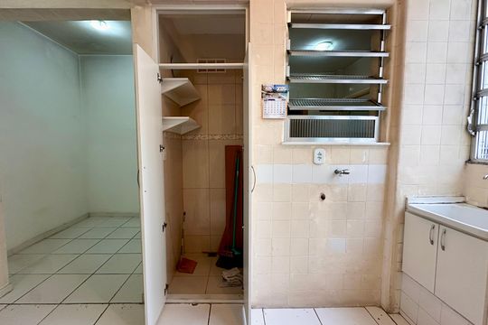 Cozinha e Área de Serviço de apartamento à venda com 2 quartos, 75m² em Laranjeiras, Rio de Janeiro