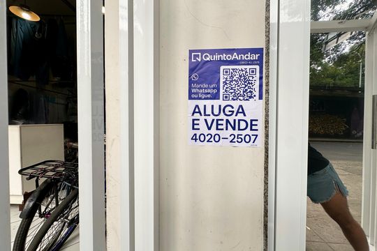 Plaquinha instalada de apartamento à venda com 2 quartos, 75m² em Laranjeiras, Rio de Janeiro