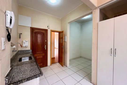 Cozinha e Área de Serviço de apartamento à venda com 2 quartos, 75m² em Laranjeiras, Rio de Janeiro