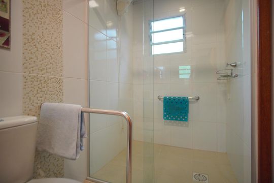 Banheiro da Suíte 1 de casa à venda com 4 quartos, 300m² em Passo D’areia, Porto Alegre