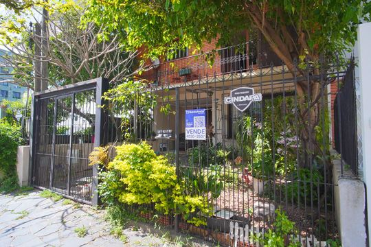 Fachada de casa à venda com 4 quartos, 300m² em Passo D’areia, Porto Alegre
