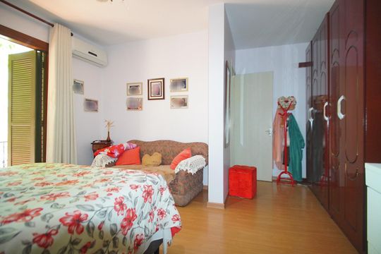 Suíte 2 de casa à venda com 4 quartos, 300m² em Passo D’areia, Porto Alegre