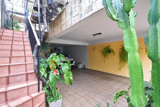 Garagem de casa para alugar com 3 quartos, 137m² em Jardim Cláudia, São Paulo