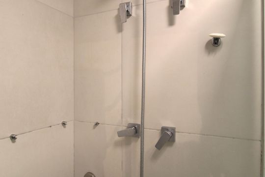 Banheiro de kitnet/studio à venda com 1 quarto, 34m² em Indianópolis, São Paulo