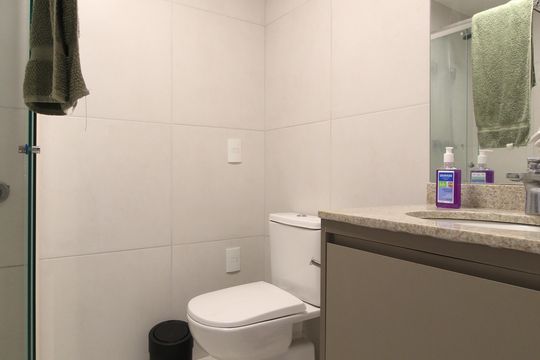 Banheiro de kitnet/studio à venda com 1 quarto, 34m² em Indianópolis, São Paulo