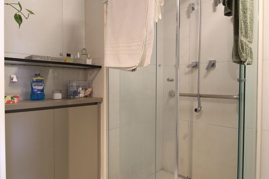 Banheiro de kitnet/studio à venda com 1 quarto, 34m² em Indianópolis, São Paulo