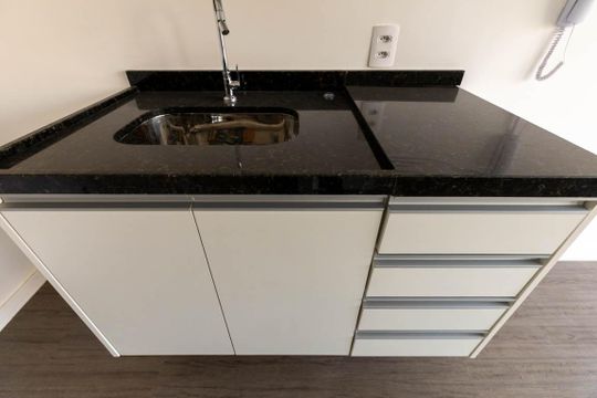 Cozinha de kitnet/studio para alugar com 1 quarto, 27m² em República, São Paulo