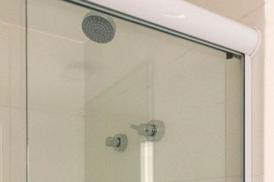 Banheiro Social de kitnet/studio para alugar com 1 quarto, 27m² em República, São Paulo