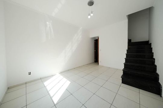 Sala de casa de condomínio à venda com 2 quartos, 109m² em Vila Libanesa, São Paulo