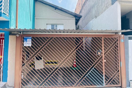 Placa instalada na fachada do imóvel de casa à venda com 2 quartos, 125m² em Jardim Paraventi, Guarulhos