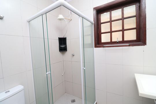 Banheiro de casa para alugar com 2 quartos, 82m² em Praia da Bandeira, Rio de Janeiro