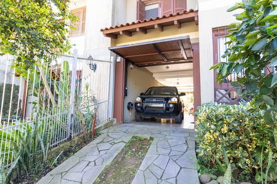 Garagem de casa à venda com 3 quartos, 172m² em Espírito Santo, Porto Alegre