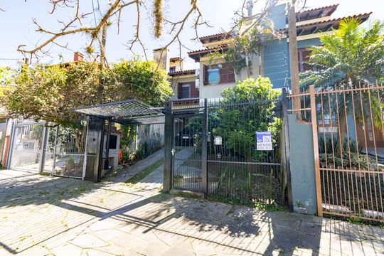 Fachada de casa à venda com 3 quartos, 172m² em Espírito Santo, Porto Alegre