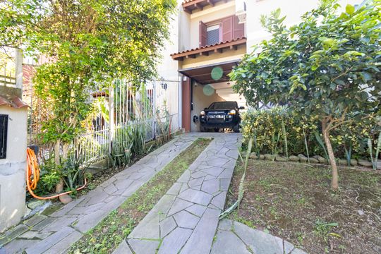 Garagem de casa à venda com 3 quartos, 172m² em Espírito Santo, Porto Alegre