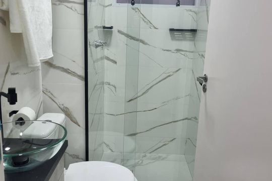 Banheiro de apartamento para alugar com 2 quartos, 45m² em Recreio dos Bandeirantes, Rio de Janeiro