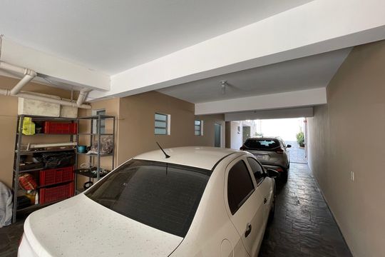 Garagem coberta de casa à venda com 3 quartos, 235m² em Jaguaré, São Paulo