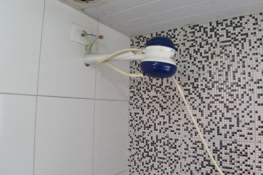 Banheiro de kitnet/studio para alugar com 1 quarto, 15m² em Cajuru, Curitiba