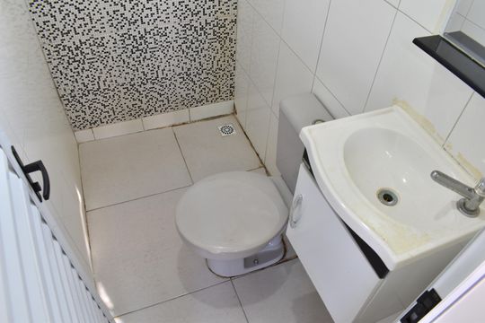 Banheiro de kitnet/studio para alugar com 1 quarto, 15m² em Cajuru, Curitiba