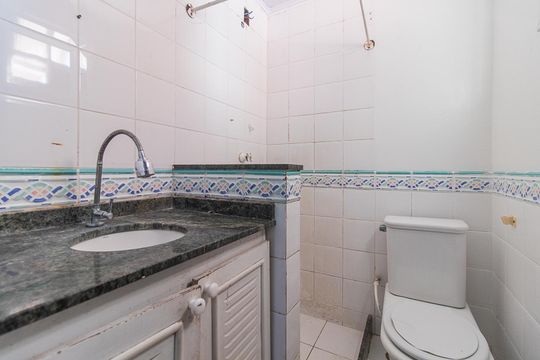 Banheiro de casa à venda com 3 quartos, 75m² em Partenon, Porto Alegre