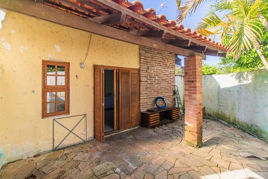 Quintal de casa à venda com 3 quartos, 75m² em Partenon, Porto Alegre