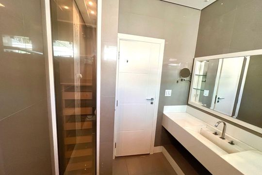 Banheiro da Suíte 4 de casa para alugar com 5 quartos, 1600m² em Jardim Karaíba, Uberlândia