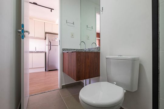 Banheiro de kitnet/studio para alugar com 1 quarto, 26m² em Pinheiros, São Paulo