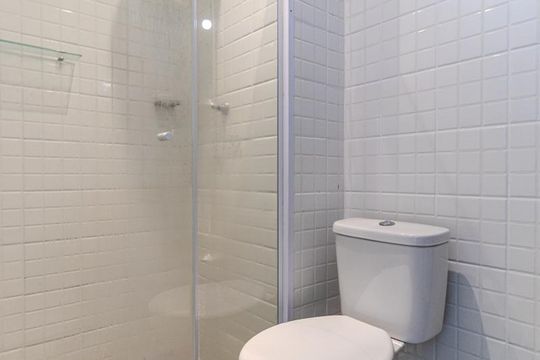 Banheiro de kitnet/studio para alugar com 1 quarto, 22m² em República, São Paulo