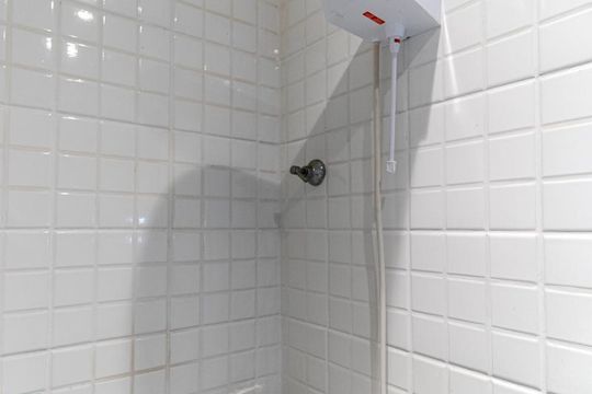 Banheiro de kitnet/studio para alugar com 1 quarto, 22m² em República, São Paulo