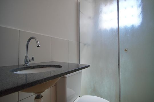 Banheiro Corredor de apartamento à venda com 2 quartos, 48m² em Morro Santana, Porto Alegre
