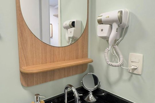 Banheiro de kitnet/studio à venda com 1 quarto, 28m² em Perdizes, São Paulo