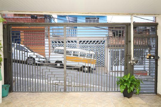 Garagem de casa à venda com 3 quartos, 200m² em Vila Carmosina, São Paulo