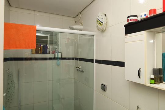 Banheiro 1 de casa à venda com 3 quartos, 200m² em Vila Carmosina, São Paulo