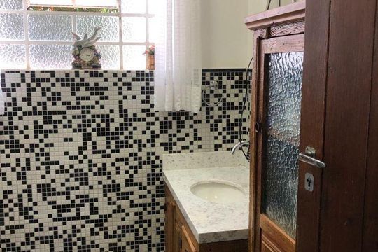 Banheiro de casa à venda com 5 quartos, 386m² em Parque Xangrilá, Campinas