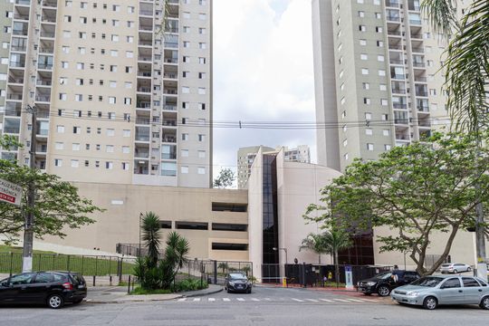 Fachada de apartamento para alugar com 2 quartos, 57m² em Umuarama, Osasco
