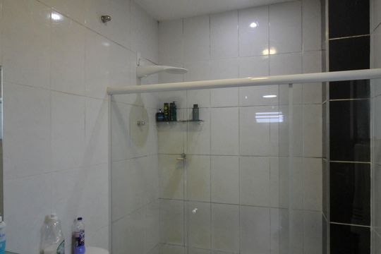 Banheiro de apartamento para alugar com 2 quartos, 80m² em Centro, Nilópolis