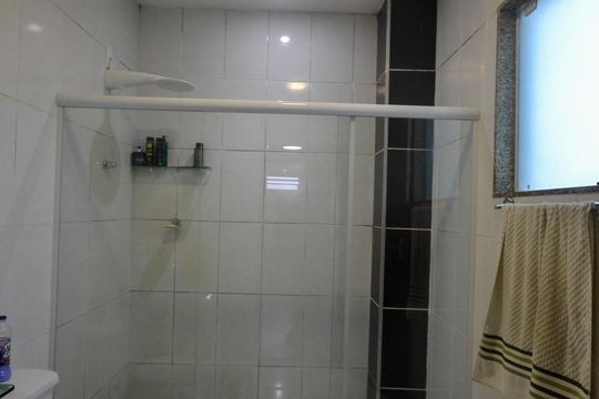 Banheiro de apartamento para alugar com 2 quartos, 80m² em Centro, Nilópolis