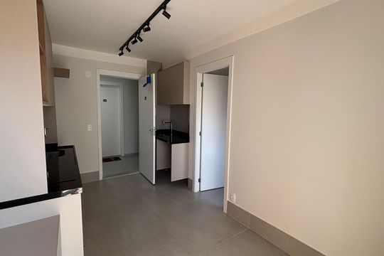 Sala/Cozinha de kitnet/studio à venda com 1 quarto, 27m² em Campo Belo, São Paulo
