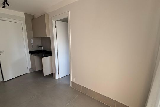 Sala/Cozinha de kitnet/studio à venda com 1 quarto, 27m² em Campo Belo, São Paulo