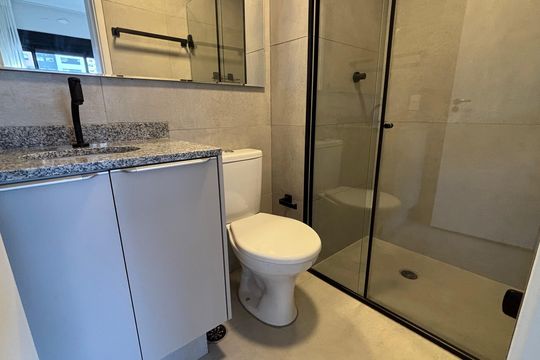 Banheiro Social de kitnet/studio à venda com 1 quarto, 27m² em Campo Belo, São Paulo