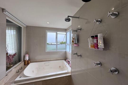 Suíte 1 Master - Banheiro de apartamento à venda com 3 quartos, 227m² em Barra da Tijuca, Rio de Janeiro