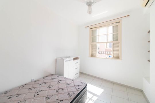 Quarto 1 de apartamento para alugar com 3 quartos, 74m² em Cidade Baixa, Porto Alegre