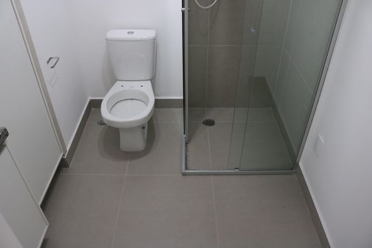 Banheiro de kitnet/studio para alugar com 1 quarto, 27m² em Barra Funda, São Paulo