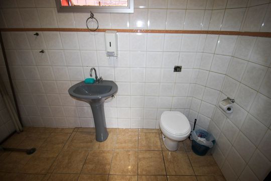 Banheiro Social de casa para alugar com 2 quartos, 350m² em Vila Barcelona, Sorocaba